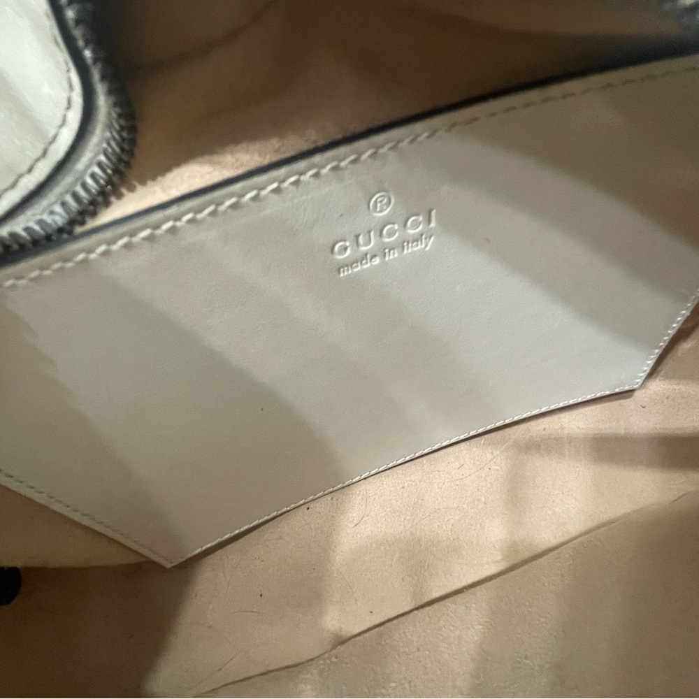 Gucci White Shoulder Bag with Smooth Leather and Quality Stitching